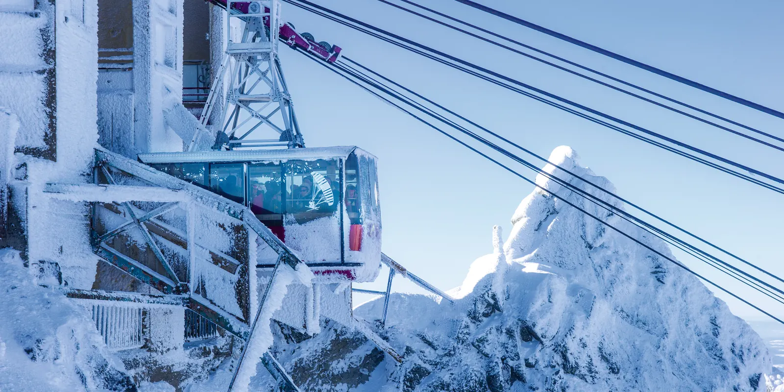Téléphérique givré au sommet du massif du Sancy