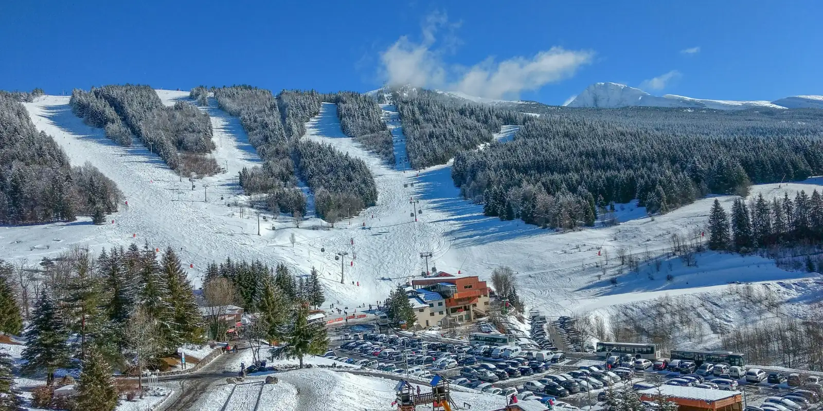 Pistes de ski en forêt et front de neige d'une station du Vercors