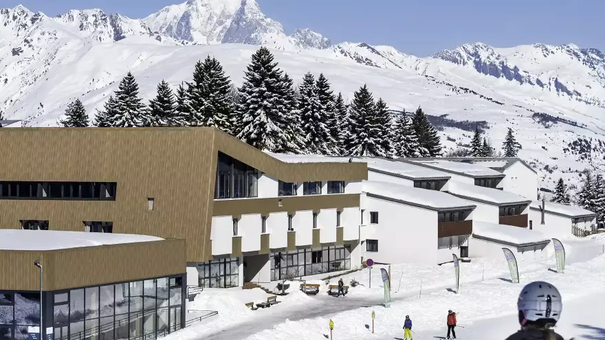 Vue sur le village vacances depuis les pistes