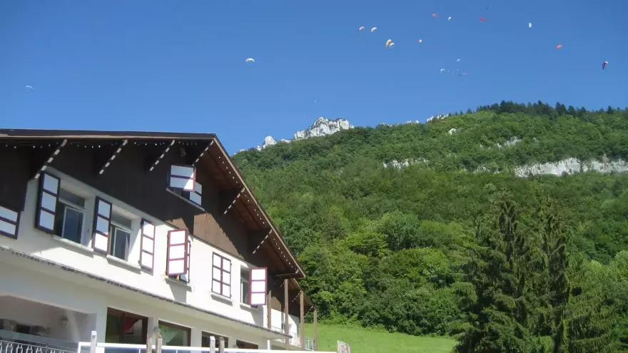 Vue depuis le village sur Parapentes