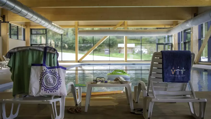 Détente à la piscine couverte