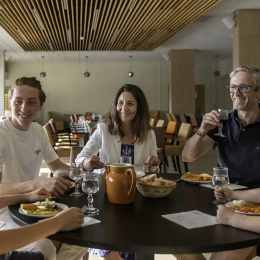 Salle de restaurant au Dou de La Ramaz