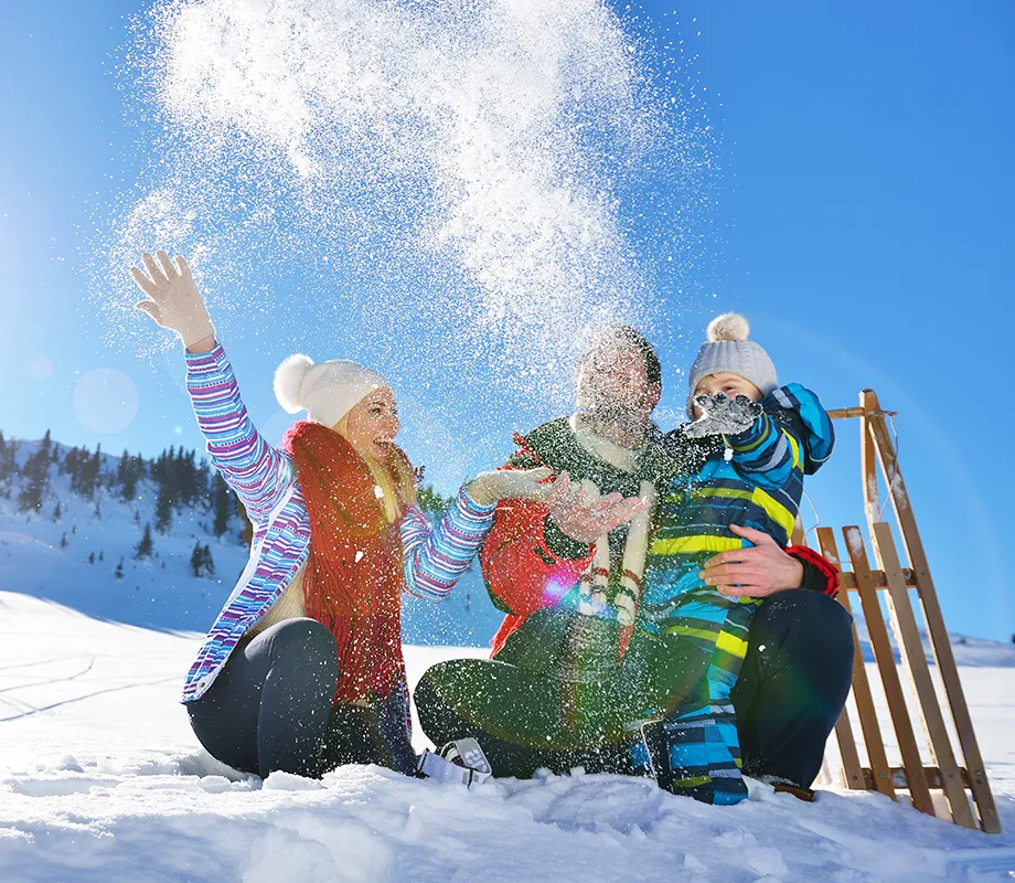 Famille à la neige pour le Nouvel An