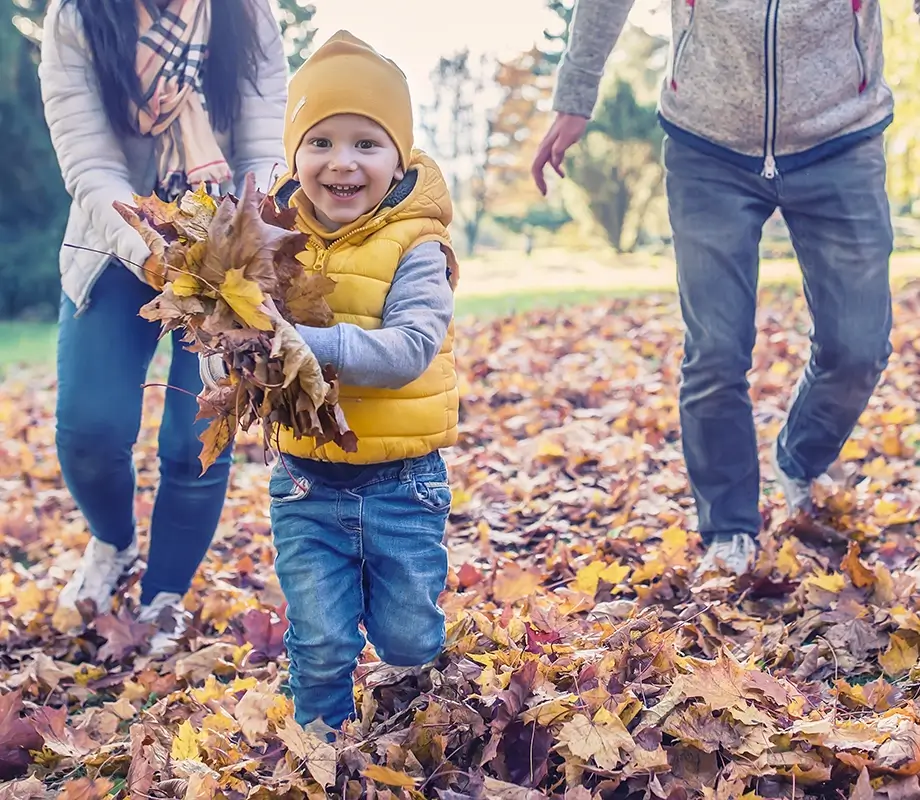 Famille en vacances en Automne