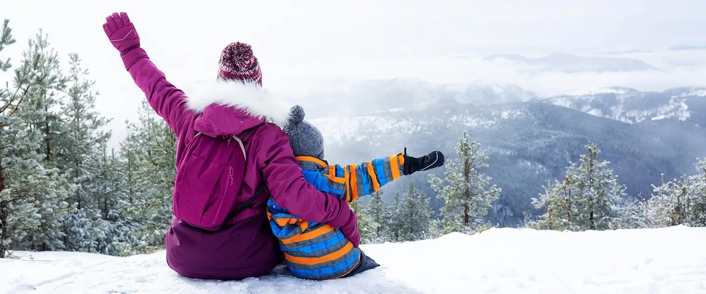 vacances à la neige vue montagne enneigée