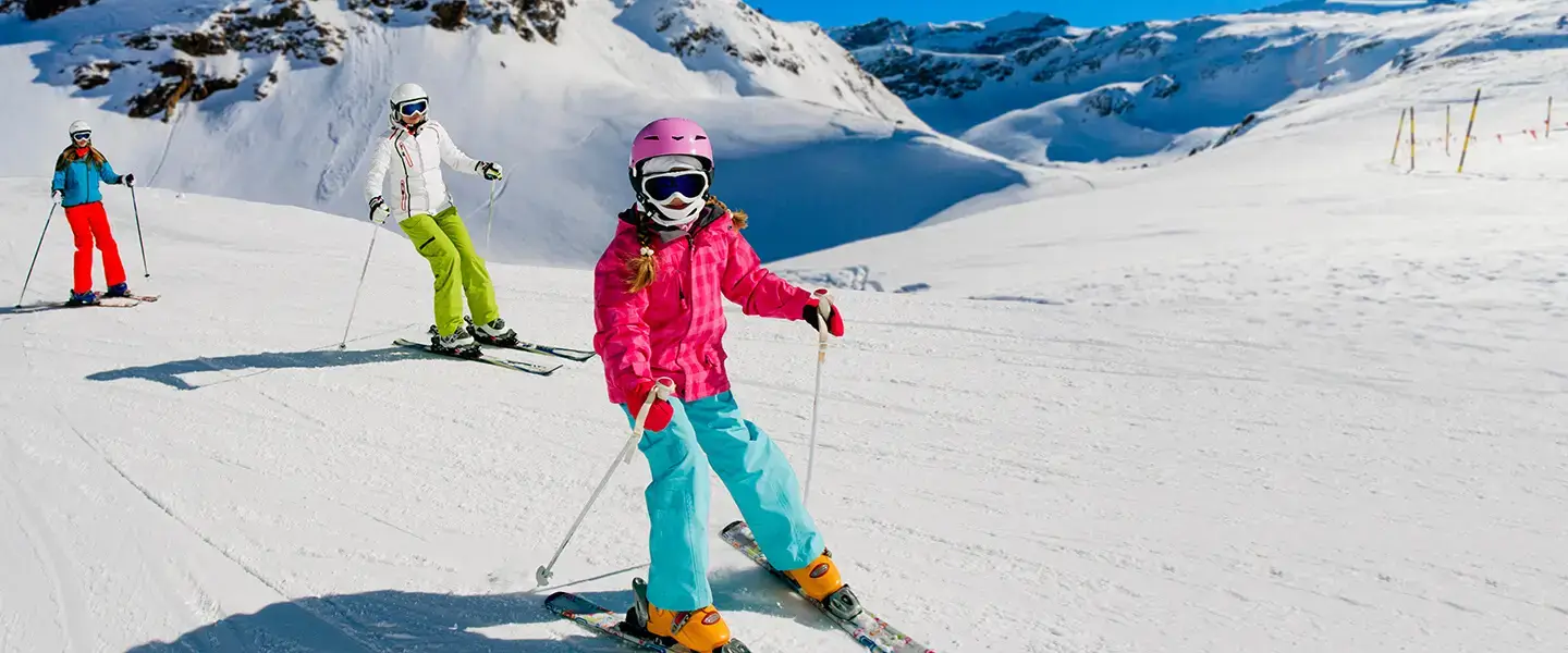 Ski descent in the snow